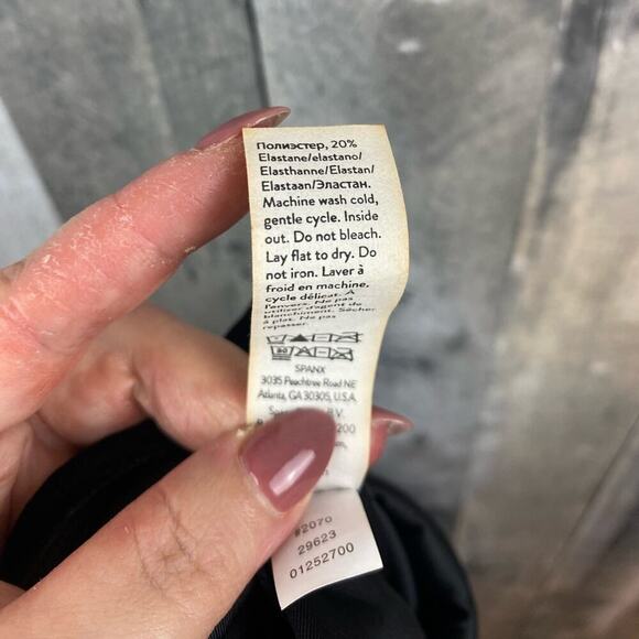 SPANX Velvet Leggings in Black Size Medium. - Picture 10 of 16